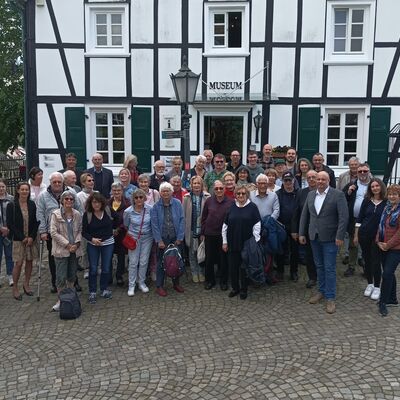 Bild vergr&ouml;&szlig;ern: 2 Vor dem Heimatmuseum