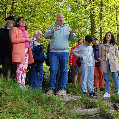 Bild vergr&ouml;&szlig;ern: 1 Jung und Alt am Fu&szlig; der 'Heiligen Quelle'