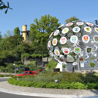 Pusteblumenkreisel-mit-Heimatmuseum-Bergneustadt