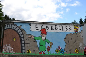 Heinzelm&auml;nchen-Graffiti am Eingang zum Eiskeller