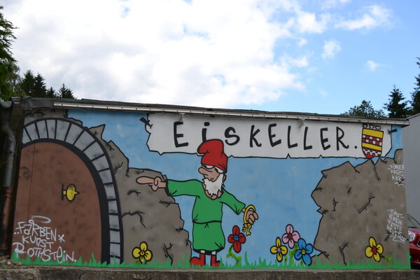 Bild vergr&ouml;&szlig;ern: Heinzelm&auml;nchen-Graffiti am Eingang zum Eiskeller